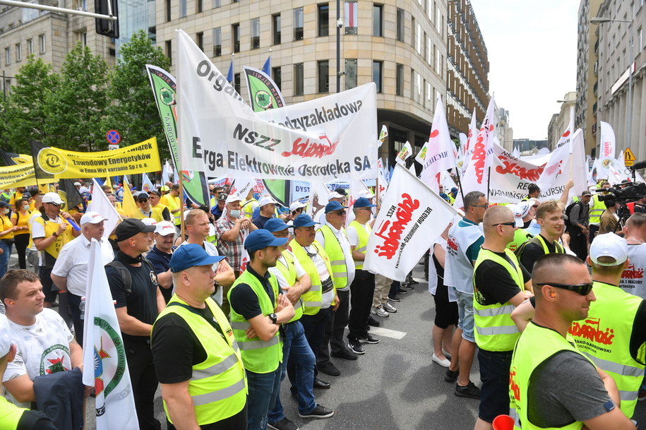 Demonstracja zorganizowana przez Krajowy Sekretariat Górnictwa i Energetyki NSZZ „Solidarność” przed siedzibą przedstawicielstwa Komisji Europejskiej w Warszawie /Radek  Pietruszka /PAP