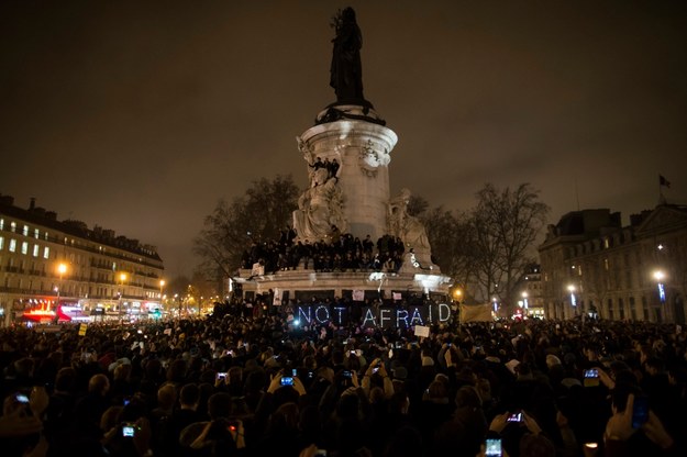 Demonstracja zorganizowana w centrum Paryża po ataku na siedzibę "Charlie Hebdo" /IAN LANGSDON /PAP/EPA