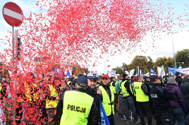 Demonstracja związkowców w Warszawie /Radek Pietruszka /PAP