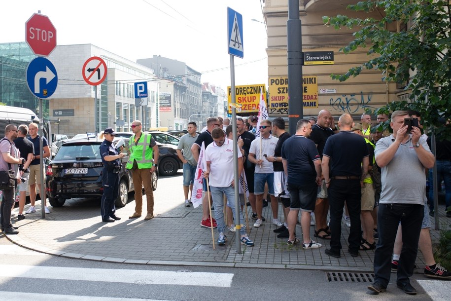 Demonstracja związkowców z Sierpnia'80 pod siedzibą biura poselskiego premiera Mateusza Morawieckiego /Tomasz Wiktor /PAP