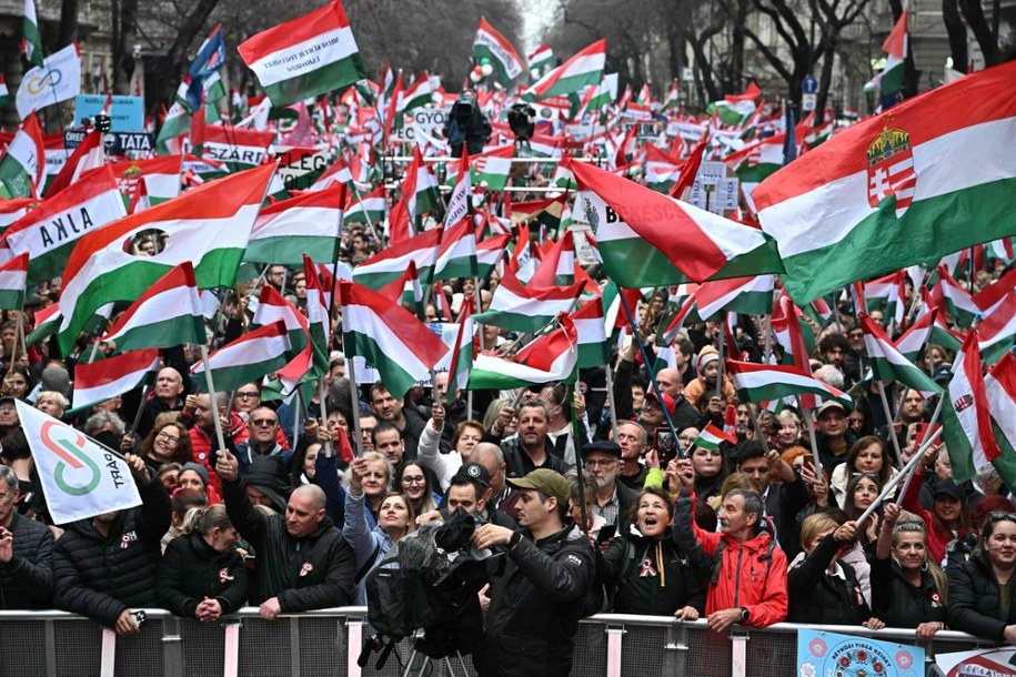 Demonstracja zwolenników opozycyjnej partii TISZA w Budapeszcie, zdjęcie z 15 marca 2025 r. /ATTILA KISBENEDEK/AFP /East News