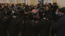 Demonstracje antywojenne w Sankt Petersburgu. Funkcjonariusze aresztują protestujących