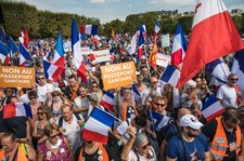 Demonstracje przeciw paszportom sanitarnym we Francji. Doszło do starć z policją