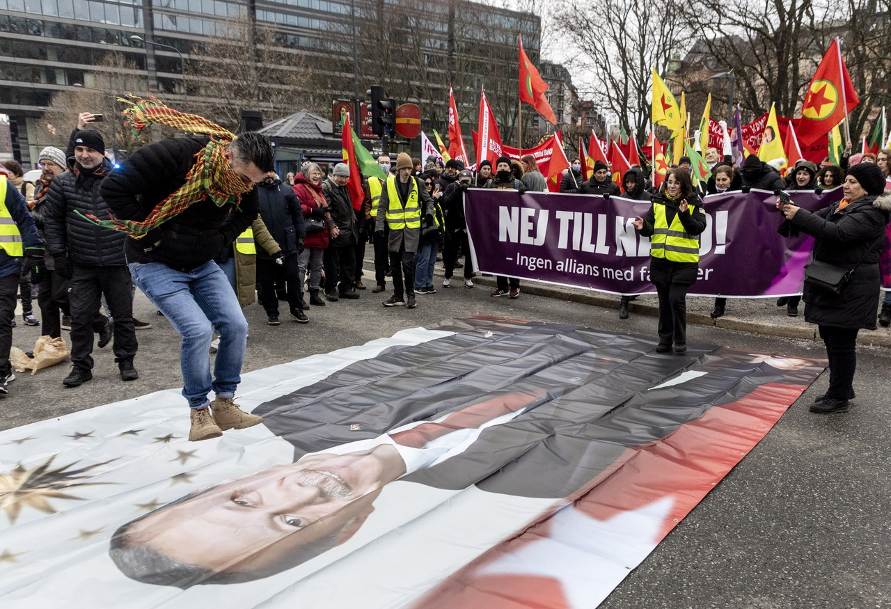 Demonstracje przeciwko Erdoganowi i NATO. W Sztokholmie spalono Koran