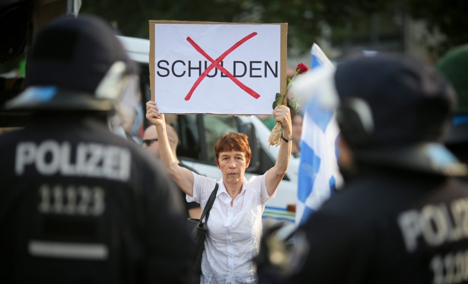 Demonstracje przeciwników i zwolenników polityki oszczędności /Kay Nietfeld  /PAP/EPA