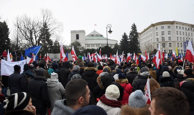Demonstracje przed Sejmem /PAP/Radek Pietruszka    /PAP