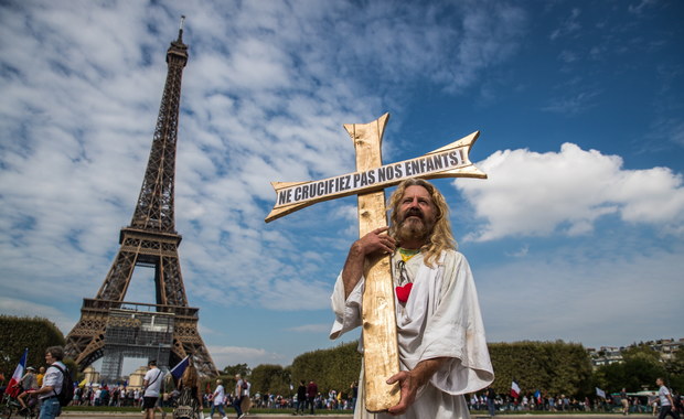 Demonstracje we Francji. "Nie krzyżujcie naszych dzieci"