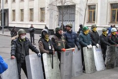 Demonstranci kontrolują dzielnicę rządową