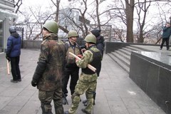 Demonstranci kontrolują dzielnicę rządową