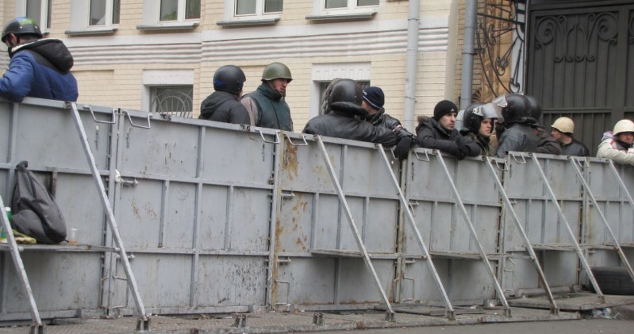 Demonstranci kontrolują dzielnicę rządową