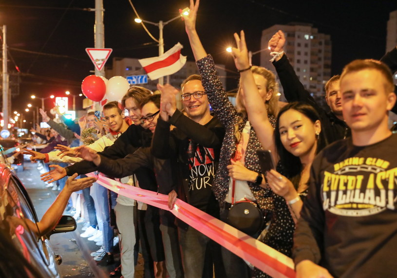 Demonstranci na Białorusi trzymają taśmę, by nie wchodzić na jezdnię. /PAP/EPA/STR /PAP