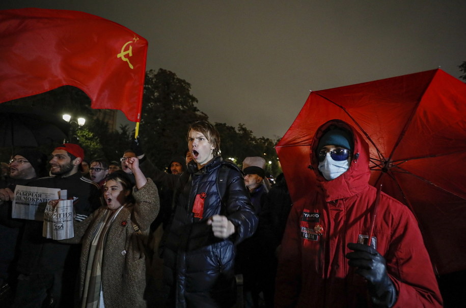 Demonstranci na Placu Puszkina w Moskwie. /YURI KOCHETKOV /PAP/EPA