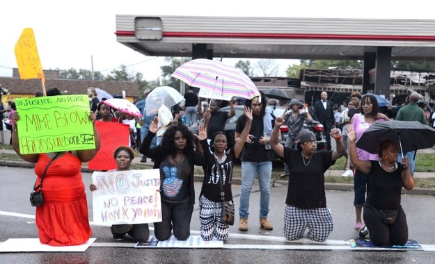 Demonstranci na ulicach Ferguson /PAP/EPA/ROBERTO RODRIGUEZ /PAP/EPA