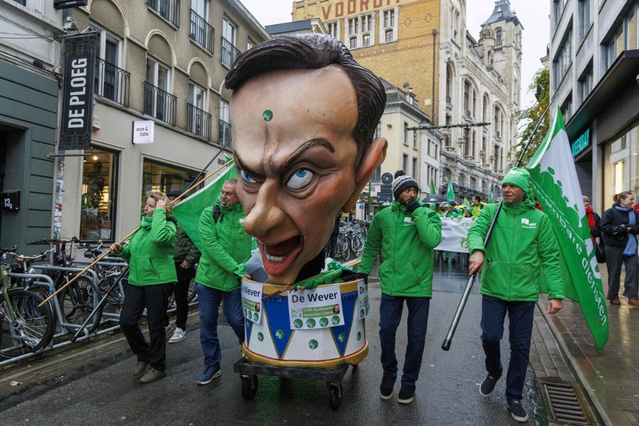 Demonstranci niosą kukłę premiera Barta De Wevera. /NICOLAS MAETERLINCK/AFP/East News; Tomasz Jastrzebowski /East News