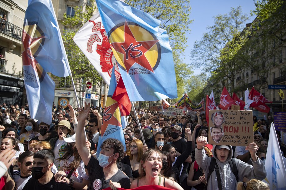 Demonstranci podczas protestu w Paryżu. /IAN LANGSDON /PAP/EPA