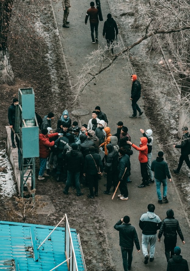 Demonstranci podczas starć z policjantami i żołnierzami w Ałmaty. /ALEXANDER KUZNETSOV /PAP/EPA