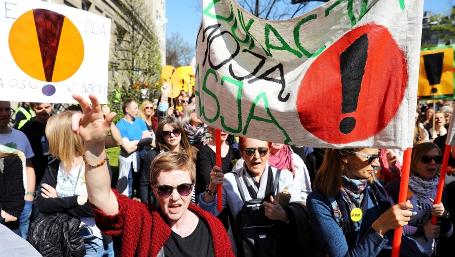 Demonstranci podczas ubiegłotygodniowej akcji protestacyjnej pod siedzibą Ministerstwa Edukacji Narodowej /Rafał Guz /PAP