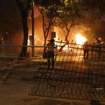 Demonstranci podpalili parlament. Są przeciwni zmianom w konstytucji