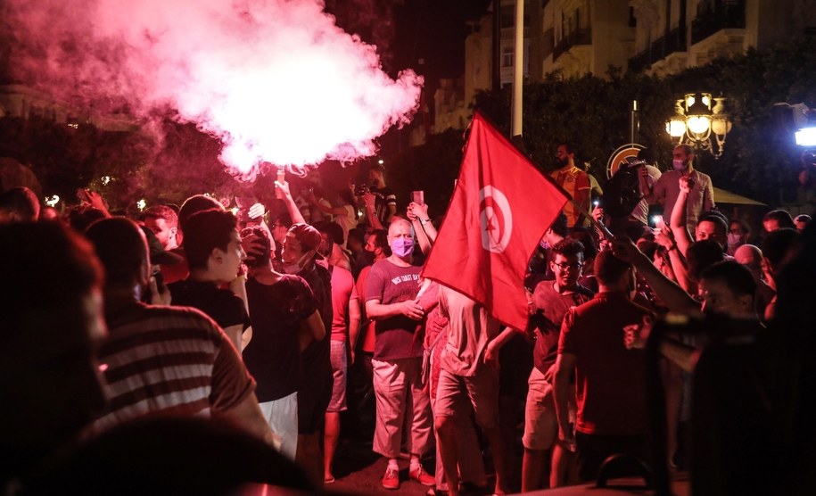Demonstranci popierający decyzję prezydenta /STR /PAP/EPA