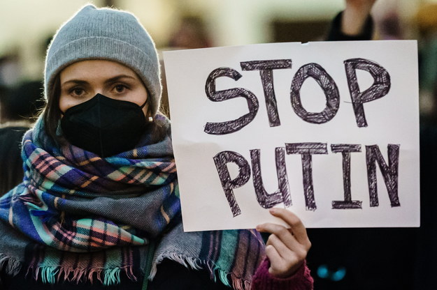 Demonstranci przed ambasadą rosyjską w Berlinie /Clemens Bilan /PAP/EPA