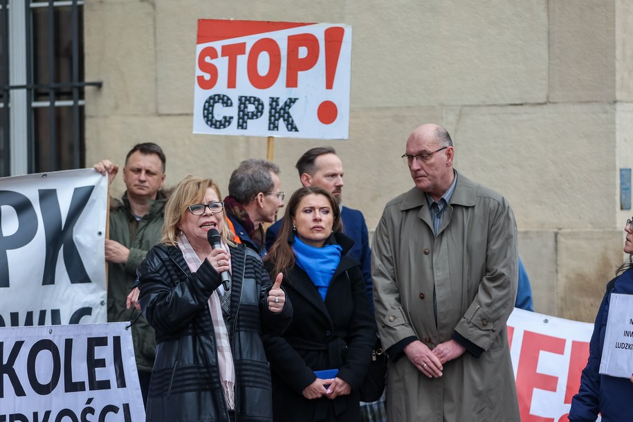 Demonstranci przed Śląskim Urzędem Wojewódzkim w Katowicach, gdzie odbywa się konferencja prasowa "CPK: ogłoszenie wariantu inwestorskiego dla linii CPK Katowice - Ostrawa" /Zbigniew Meissner /PAP