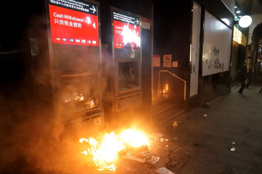 Demonstranci rzucali koktajlami Mołotowa /VIVEK PRAKASH /PAP/EPA