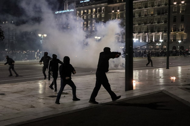 Demonstranci starli się z policją w Atenach /George Vitsaras /PAP/EPA