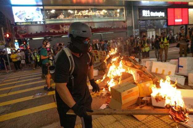 Demonstranci w dzielnicy Mong Kok w Hongkongu /JEROME FAVRE /PAP/EPA