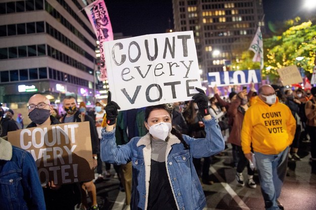 Demonstranci w Filadelfii w stanie Pensylwania. Na transparentach: "Policzcie każdy głos" /TRACIE VAN AUKEN /PAP/EPA