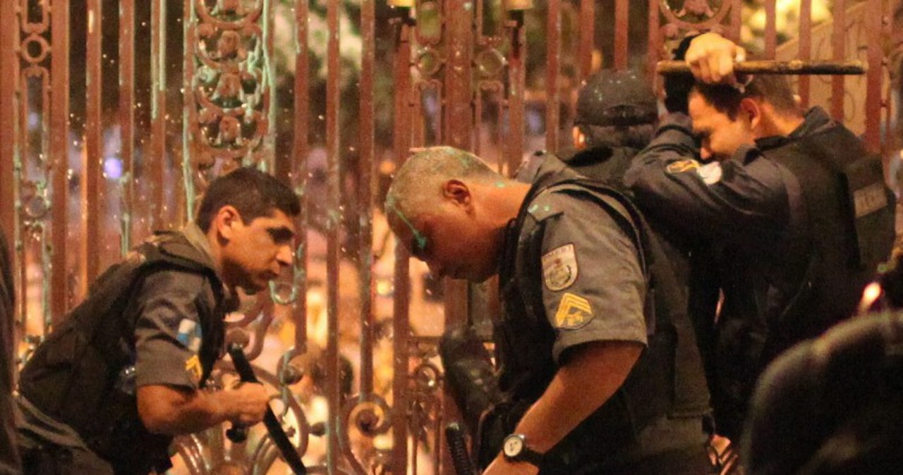 Demonstranci wdarli się do ratusza w Rio de Janeiro