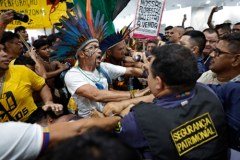 Demonstranci wdarli się na konferencję klimatyczną w Brazylii. Galeria