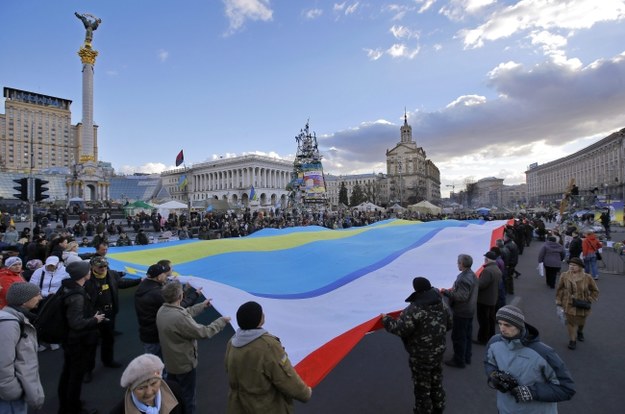 Demonstranci z wielką flagą na Majdanie /PAP/EPA/ROBERT GHEMENT /PAP/EPA
