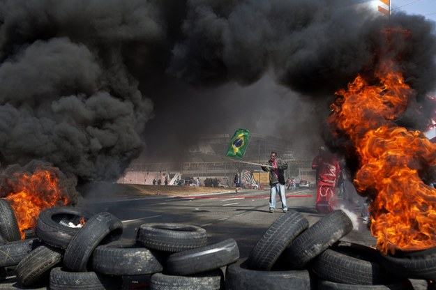 Demonstranci zablokowali jedną z głównych arterii Sao Paolo tworząc zapory z płonących opon /Sebastiăo Moreira /PAP/EPA