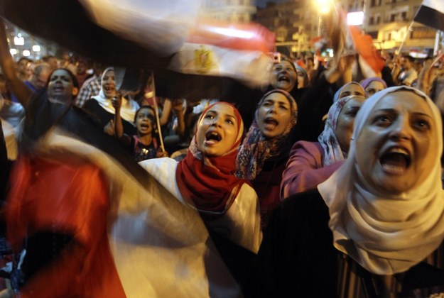 Demonstranci zapewniają, że są nastawieni pokojowo, ale jeśli zostaną zaatakowani, mają prawo do samoobrony /KHALED ELFIQI   /PAP/EPA