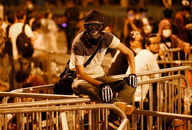 Demonstrant na barykadzie w Hongkongu /ROLEX DELA PENA    /PAP/EPA