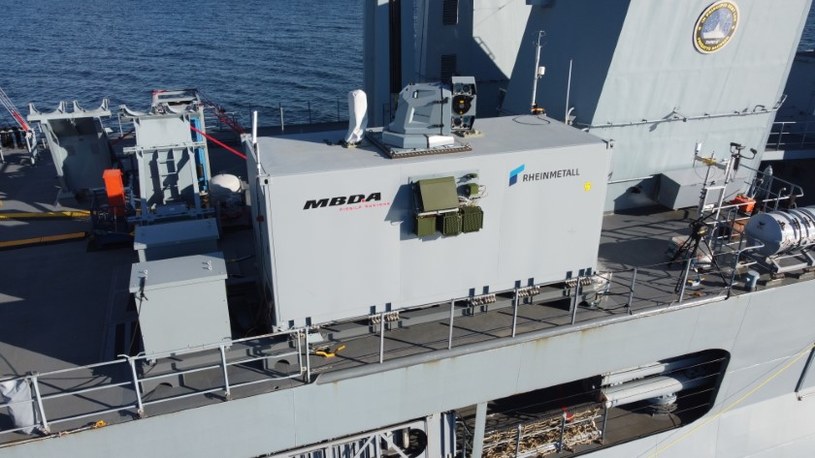 Demonstrator broni laserowej umieszczony została w specjalnym kontenerze na pokładzie fregaty Schansen /MBDA Deutschland /materiały prasowe