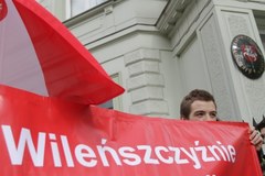 Demonstrowali przeciwko dyskryminacji mniejszości polskiej na Litwie