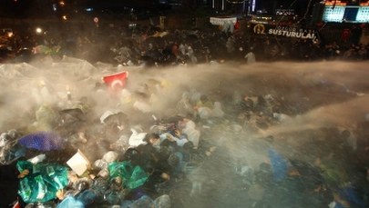 Demonstrowali w obronie opozycyjnego dziennika. Policja użyła armatek wodnych