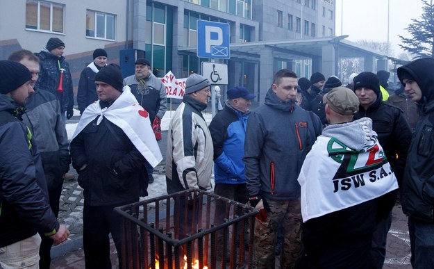 Demonstrujący przed siedzibą Jastrzębskiej Spółki Węglowej /Andrzej Grygiel /PAP
