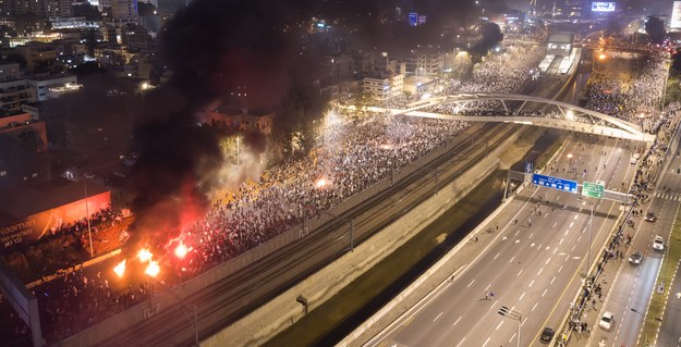 Demonstrujący rozpalili ognisko na autostradzie w Tel Awiwie /Yehuda Bergstein/Guy Yechiely/Omri Kedem /PAP/EPA