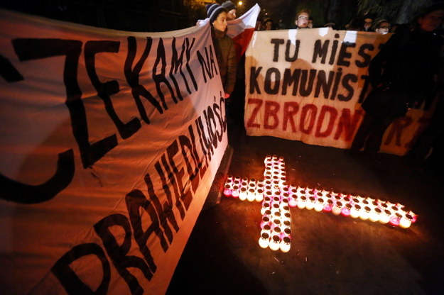 Demonstrujący ułożyli przed domem generała krzyż z kilkudziesięciu płonących zniczy /Tomasz Gzell /PAP