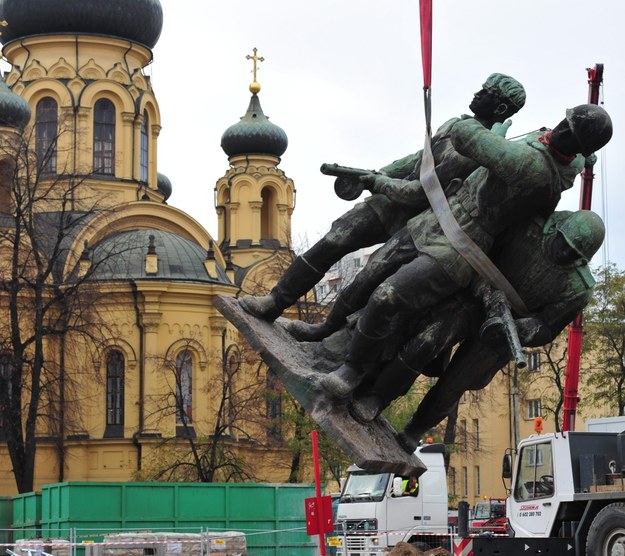 Demontaż kontrowersyjnego pomnika w 2011 r. /PAP/Andrzej Hrechorowicz /PAP