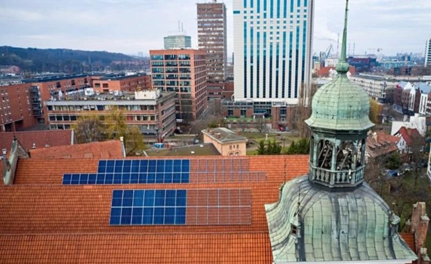 Demontaż paneli z dachu bazyliki. Nie wszystkie zniknęły 