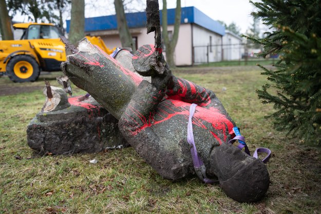 Demontaż pomnika czerwonoarmisty w Siedlcu /	Jakub Kaczmarczyk   /PAP