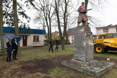 Demontaż pomnika czerwonoarmisty w Siedlcu