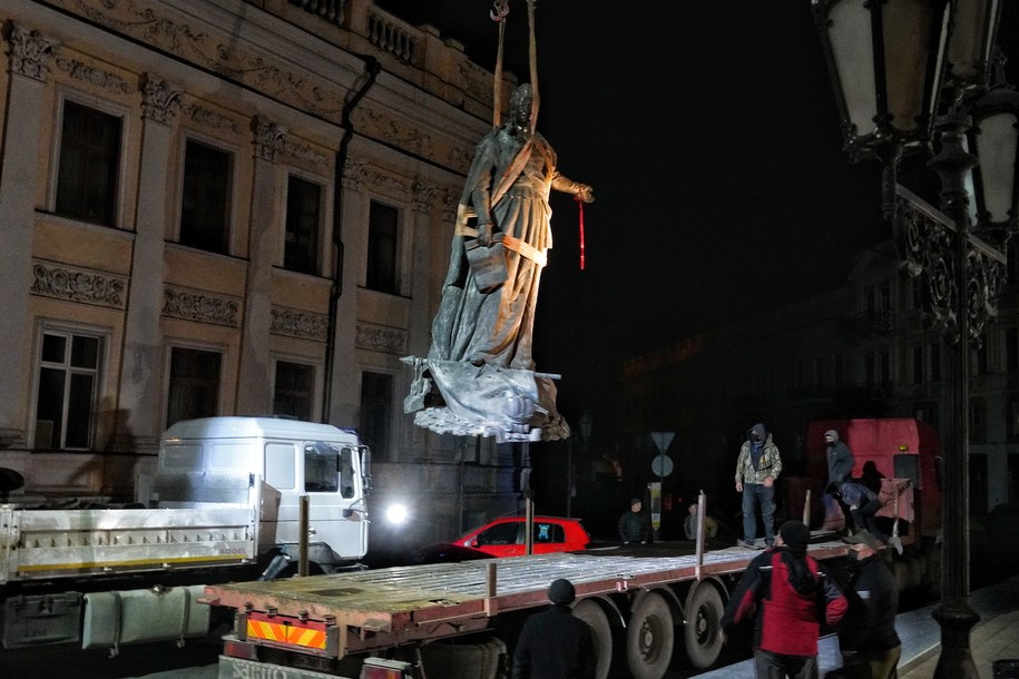 Demontaż pomnika Katarzyny II w Odessie /Alena Solomonova /PAP