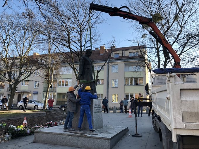 Demontaż pomnika ks. Henryka Jankowskiego w marcu 2019 roku /Jakub Kaługa /Archiwum RMF FM