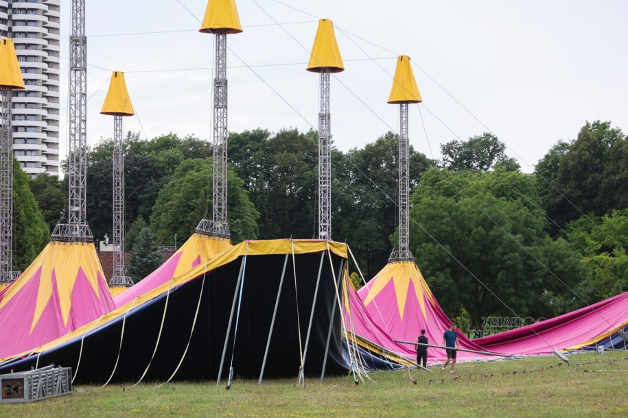 Demontaż scen przygotowanych na Fest Festival w Parku Śląskim w Chorzowie /Zbigniew Meissner /PAP