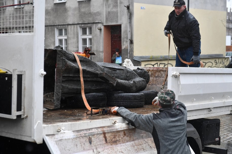 Demontaż zniszczonego pomnika ks. Henryka Jankowskiego /Marcin Gadomski /PAP