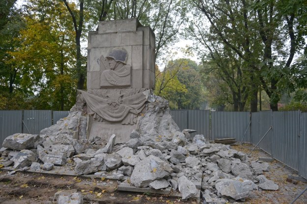 Demontowany Pomnik Wdzięczności Żołnierzom Armii Radzieckiej w parku Skaryszewskim / 	Jakub Kamiński    /PAP